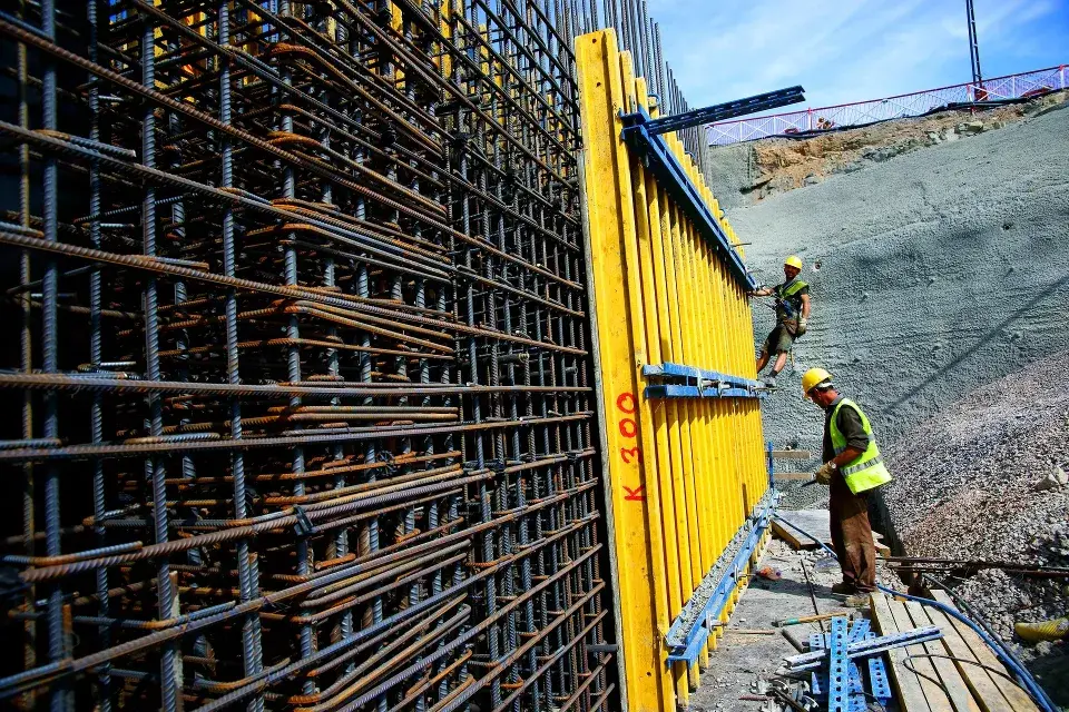 Obreros construyendo un tabique de hormigon armado