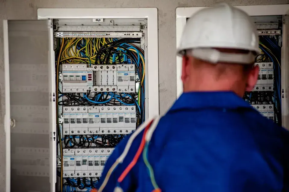 Tecnico reparando un tablero electrico